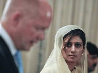 Bà Hina Rabbani Khar trong một cuộc họp báo với Ngoại trưởng Anh William Hague ở Islamabad - Ảnh: Reuters.